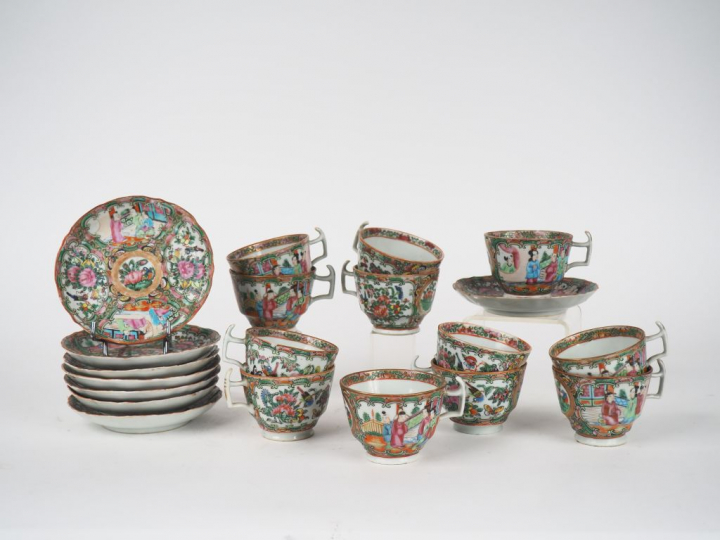  8 tasses et sous-tasses en porcelaine et émaux polychromes de Canton 