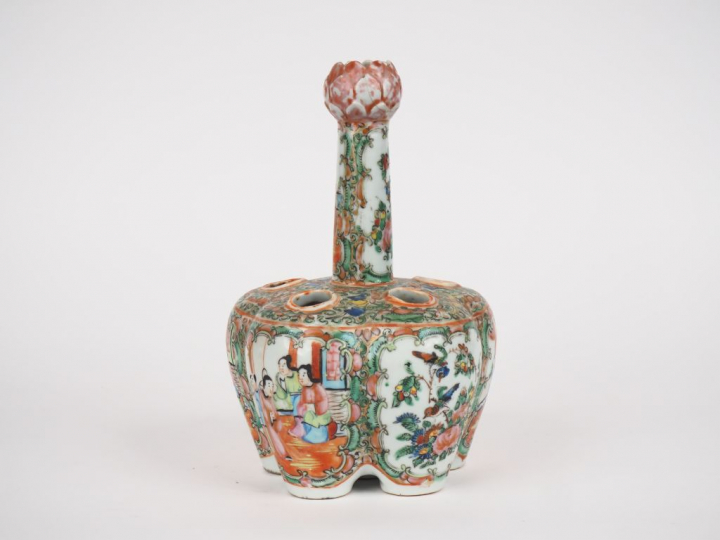 Bouquetière en porcelaine et émaux polychromes de Canton style famille