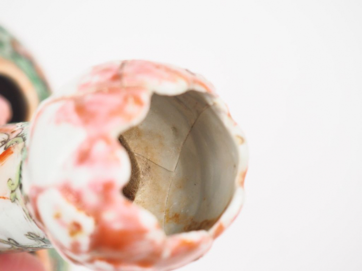 Bouquetière en porcelaine et émaux polychromes de Canton style famille