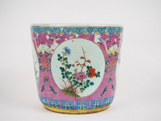 Vente aux enchères Chine, XIXe siècle,  Jardinière en porcelaine et émaux polychromes, à 