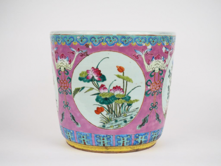 Chine, XIXe siècle,  Jardinière en porcelaine et émaux polychromes, à 