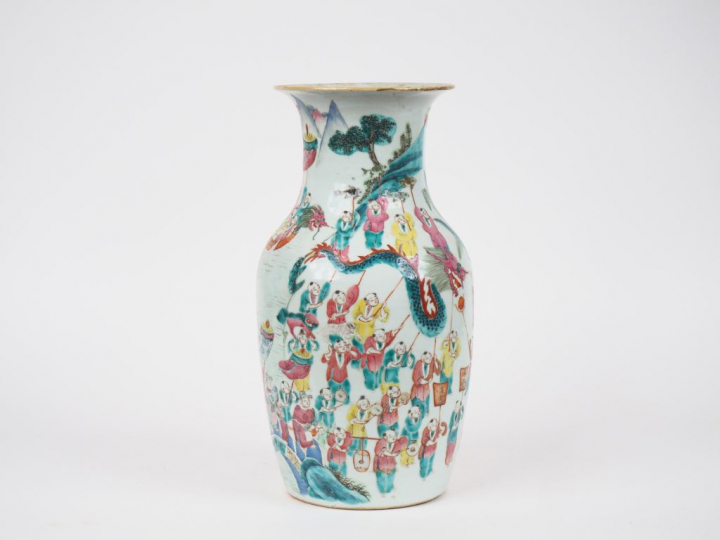 Vase Balustre en porcelaine et émaux polychromes de Canton style famil