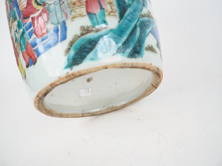 Vase Balustre en porcelaine et émaux polychromes de Canton style famil