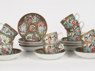 Vente aux enchères 10 tasses et sous-tasses en porcelaine et émaux polychromes de Canton 