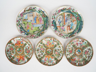 Vente aux enchères 3 assiettes et 2 plats en porcelaine et émaux polychromes de Canton st