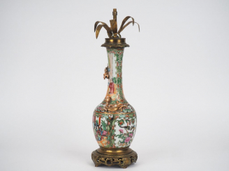 Vente aux enchères Vase bouteille à long col, partie inférieure de vase en porcelaine de 