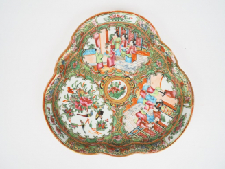 Vente aux enchères Présentoir à bords polylobés en porcelaine de Canton style famille ros