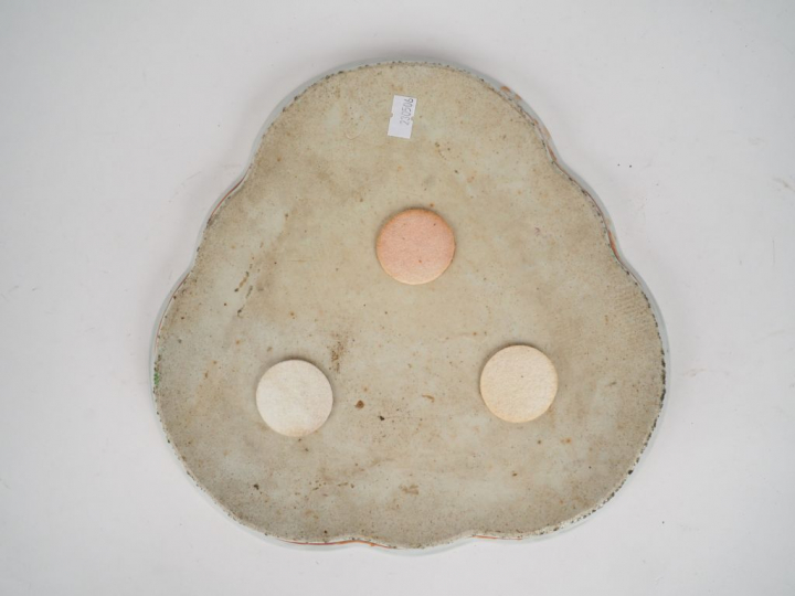 Présentoir à bords polylobés en porcelaine de Canton style famille ros