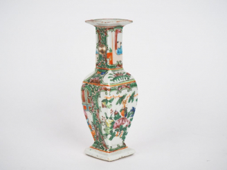 Vente aux enchères Vase balustre en porcelaine et émaux polychromes de Canton style famil
