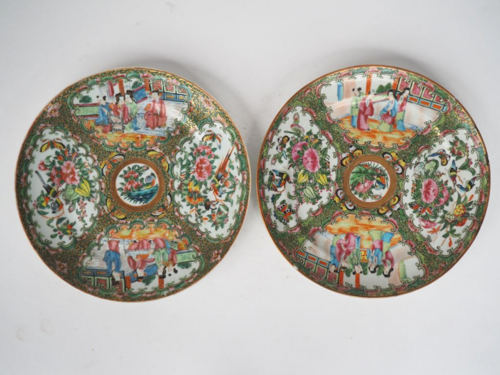 2 différentes assiettes en porcelaine et émaux polychromes de Canton s