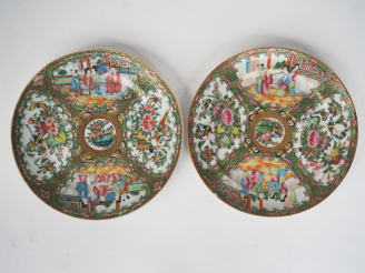 Vente aux enchères 2 différentes assiettes en porcelaine et émaux polychromes de Canton s