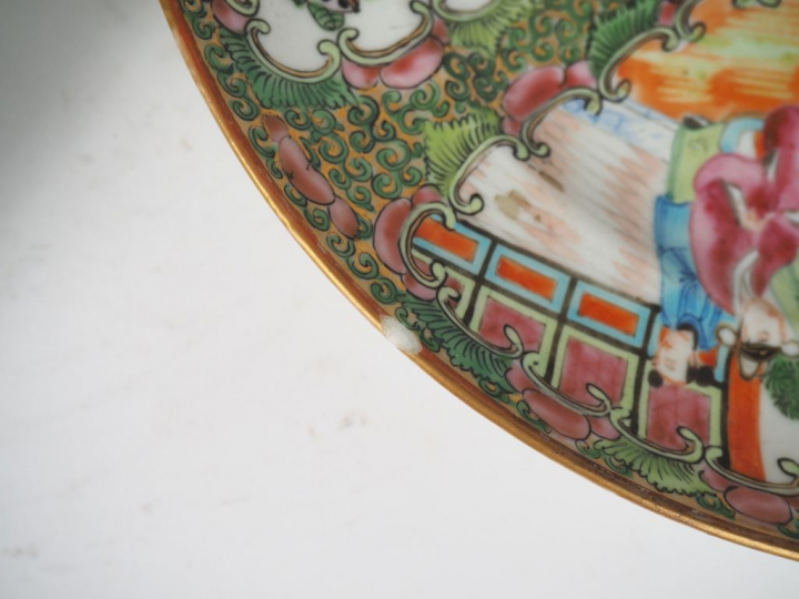 2 différentes assiettes en porcelaine et émaux polychromes de Canton s