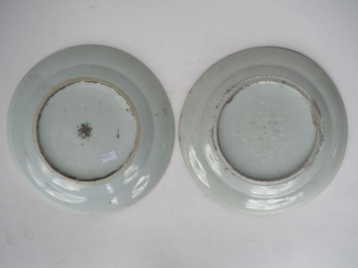 2 différentes assiettes en porcelaine et émaux polychromes de Canton s