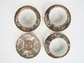 Vente aux enchères 3 différentes tasses et sous-tasses en porcelaine et émaux polychromes