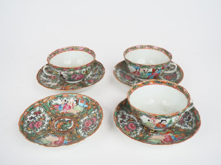 3 différentes tasses et sous-tasses en porcelaine et émaux polychromes