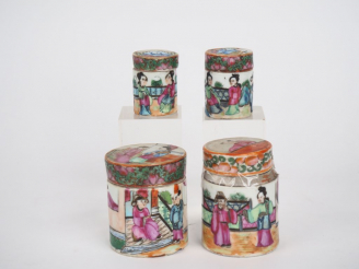 Vente aux enchères 4 petits pots à fard en porcelaine et émaux polychromes de Canton styl