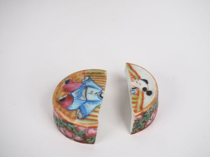 4 petits pots à fard en porcelaine et émaux polychromes de Canton styl