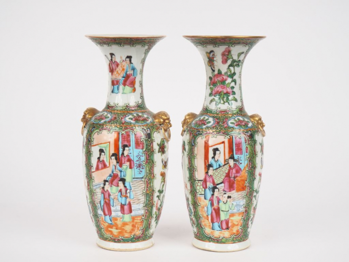 Paire de vases balustre en porcelaine et émaux polychromes de Canton s