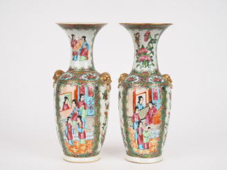 Vente aux enchères Paire de vases balustre en porcelaine et émaux polychromes de Canton s