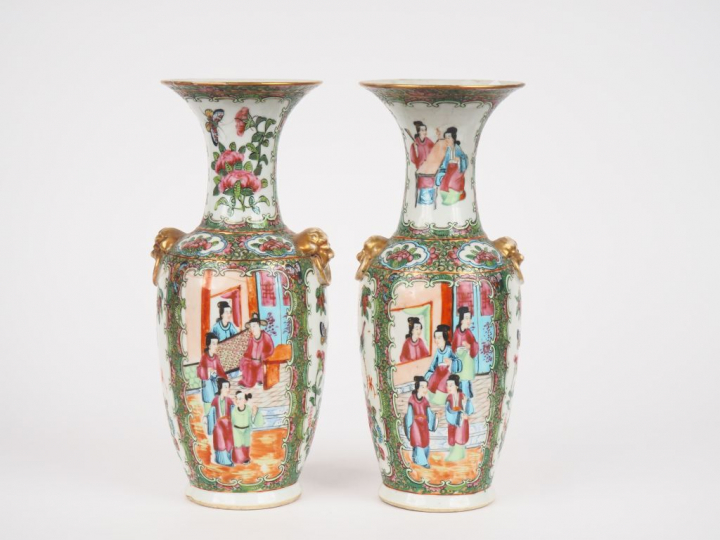 Paire de vases balustre en porcelaine et émaux polychromes de Canton s