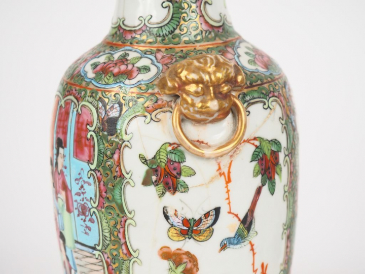 Paire de vases balustre en porcelaine et émaux polychromes de Canton s