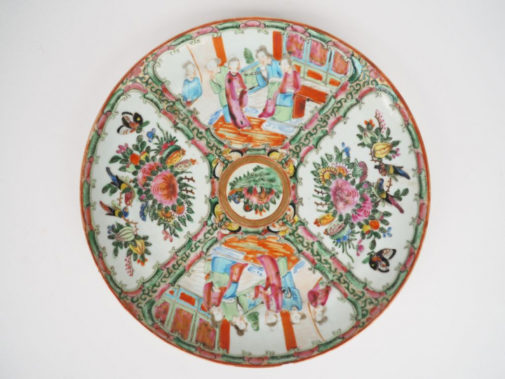 Assiette en porcelaine et émaux polychromes de Canton style famille ro