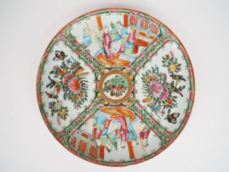 Vente aux enchères Assiette en porcelaine et émaux polychromes de Canton style famille ro