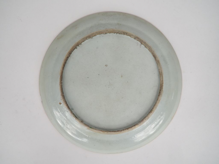 Assiette en porcelaine et émaux polychromes de Canton style famille ro