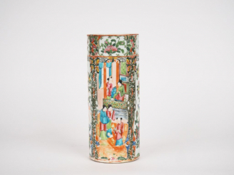 Vente aux enchères Vase rouleau en porcelaine et émaux polychromes de Canton style famill