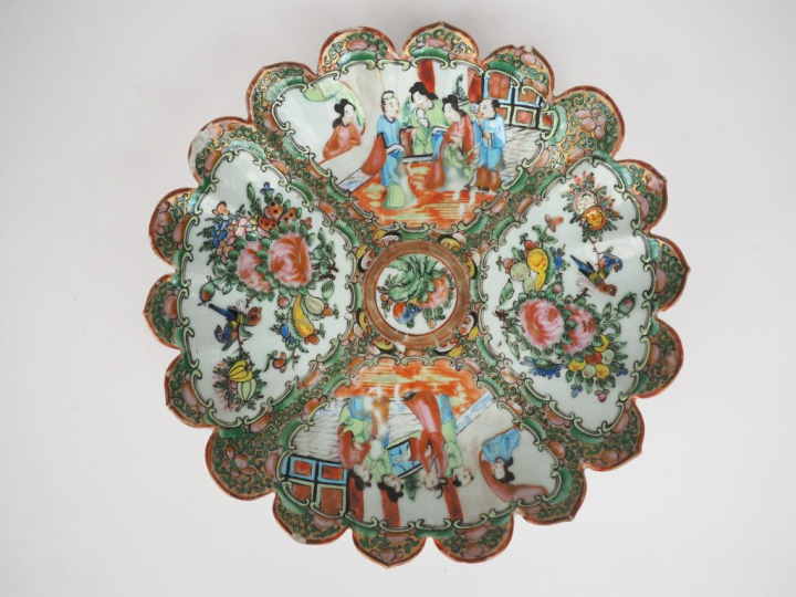 Coupe floriforme en porcelaine et émaux polychromes de Canton style fa