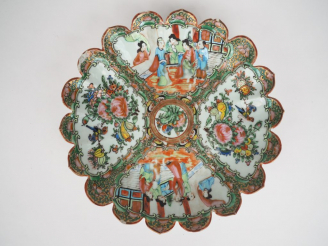 Vente aux enchères Coupe floriforme en porcelaine et émaux polychromes de Canton style fa