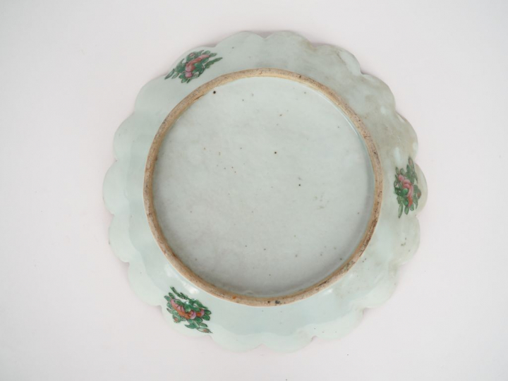 Coupe floriforme en porcelaine et émaux polychromes de Canton style fa