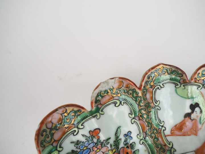 Coupe floriforme en porcelaine et émaux polychromes de Canton style fa