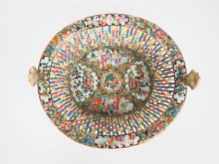 Corbeille ajourée en porcelaine et émaux polychromes de Canton style f