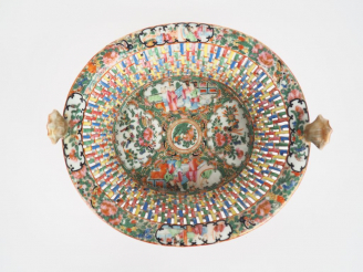 Vente aux enchères Corbeille ajourée en porcelaine et émaux polychromes de Canton style f