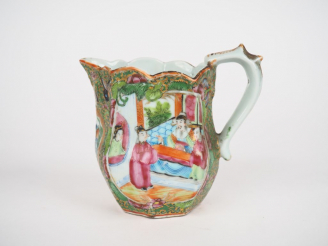 Vente aux enchères Petite verseuse en porcelaine et émaux polychromes de Canton style fam