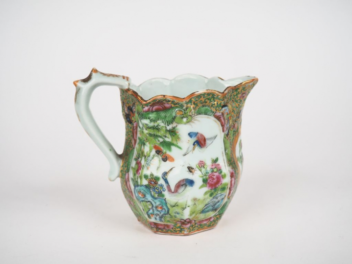 Petite verseuse en porcelaine et émaux polychromes de Canton style fam
