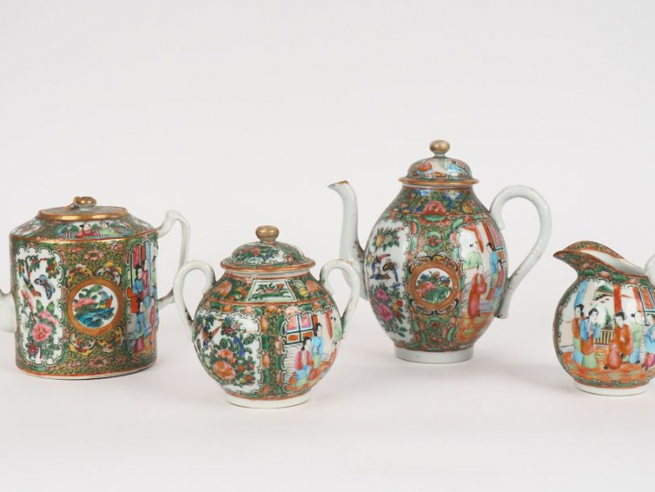 Service à thé en porcelaine et émaux polychromes de Canton style famil