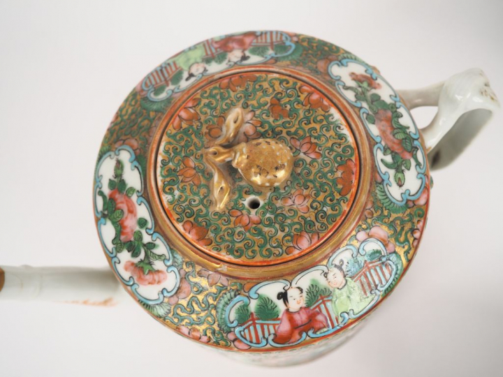 Service à thé en porcelaine et émaux polychromes de Canton style famil