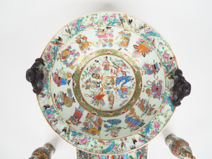 Bassin en porcelaine et émaux polychromes de Canton style famille rose