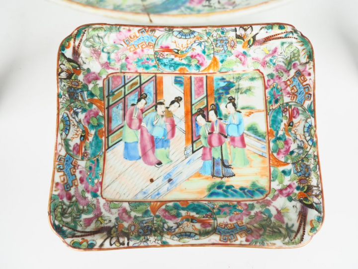 Bassin en porcelaine et émaux polychromes de Canton style famille rose