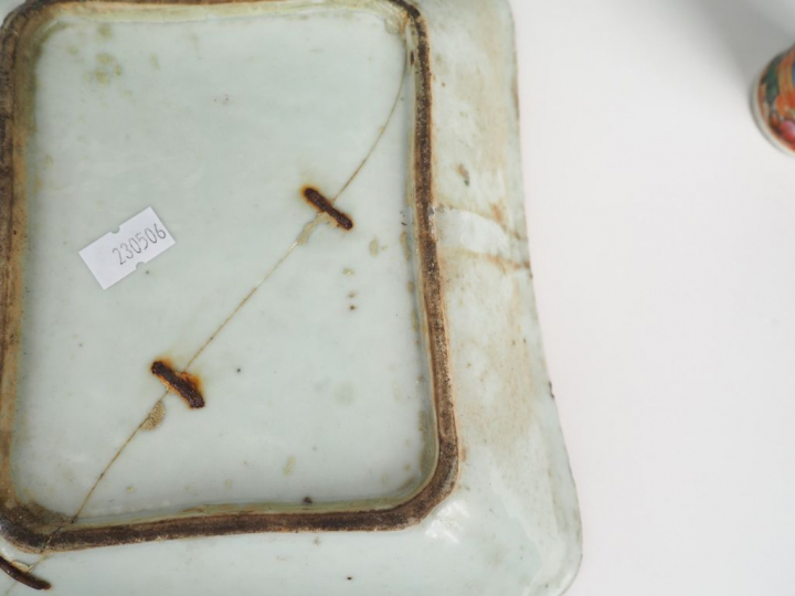 Bassin en porcelaine et émaux polychromes de Canton style famille rose