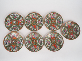 Vente aux enchères 7 petites assiettesen porcelaine et émaux polychromes de Canton style 