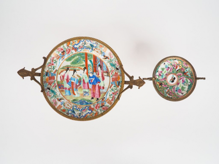 Assiette montée en drageoir en porcelaine et émaux polychromes de Cant