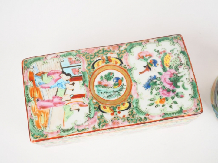 Boîte nécessaire de toilette en porcelaine et émaux polychromes de Can