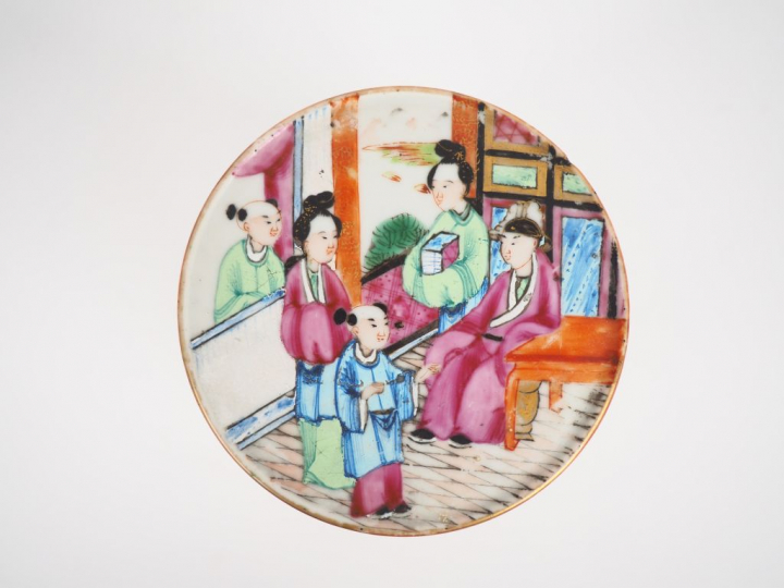 Boîte nécessaire de toilette en porcelaine et émaux polychromes de Can