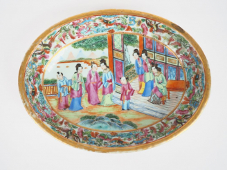 Vente aux enchères Plat ovale en porcelaine et émaux polychromes de Canton style famille 