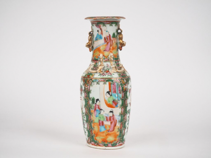 Vase balustre en porcelaine et émaux polychromes de Canton style famil