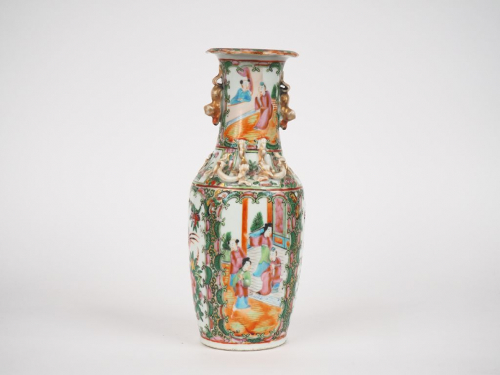 Vase balustre en porcelaine et émaux polychromes de Canton style famil