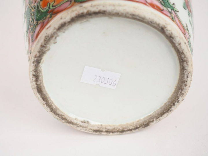 Vase balustre en porcelaine et émaux polychromes de Canton style famil